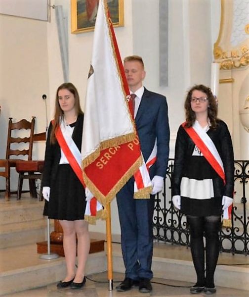 b_800_600_0_00_images_O_szkole_Sztandar_sztandar2.jpg